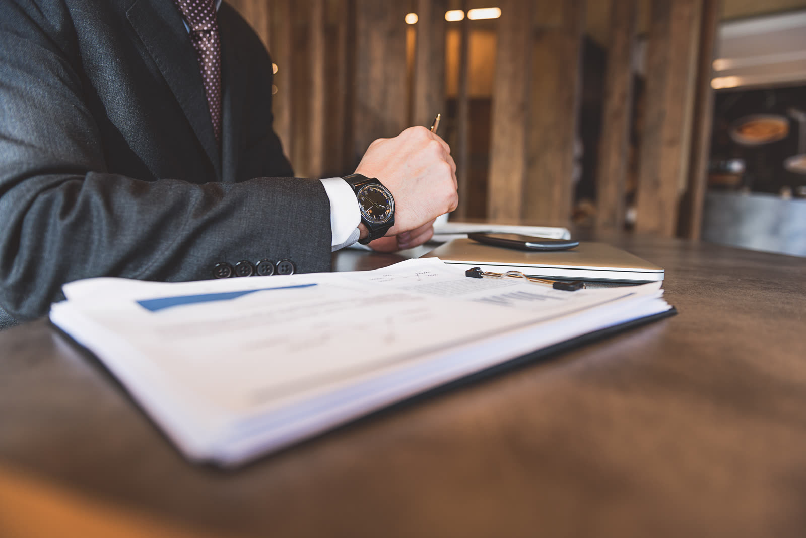 Ejecutivo firmando documentación regulatoria